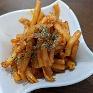 ショートパスタのトマトチーズナポリタン